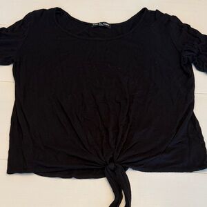Kim & Cami Black Short Sleeve Front Twist Tee
